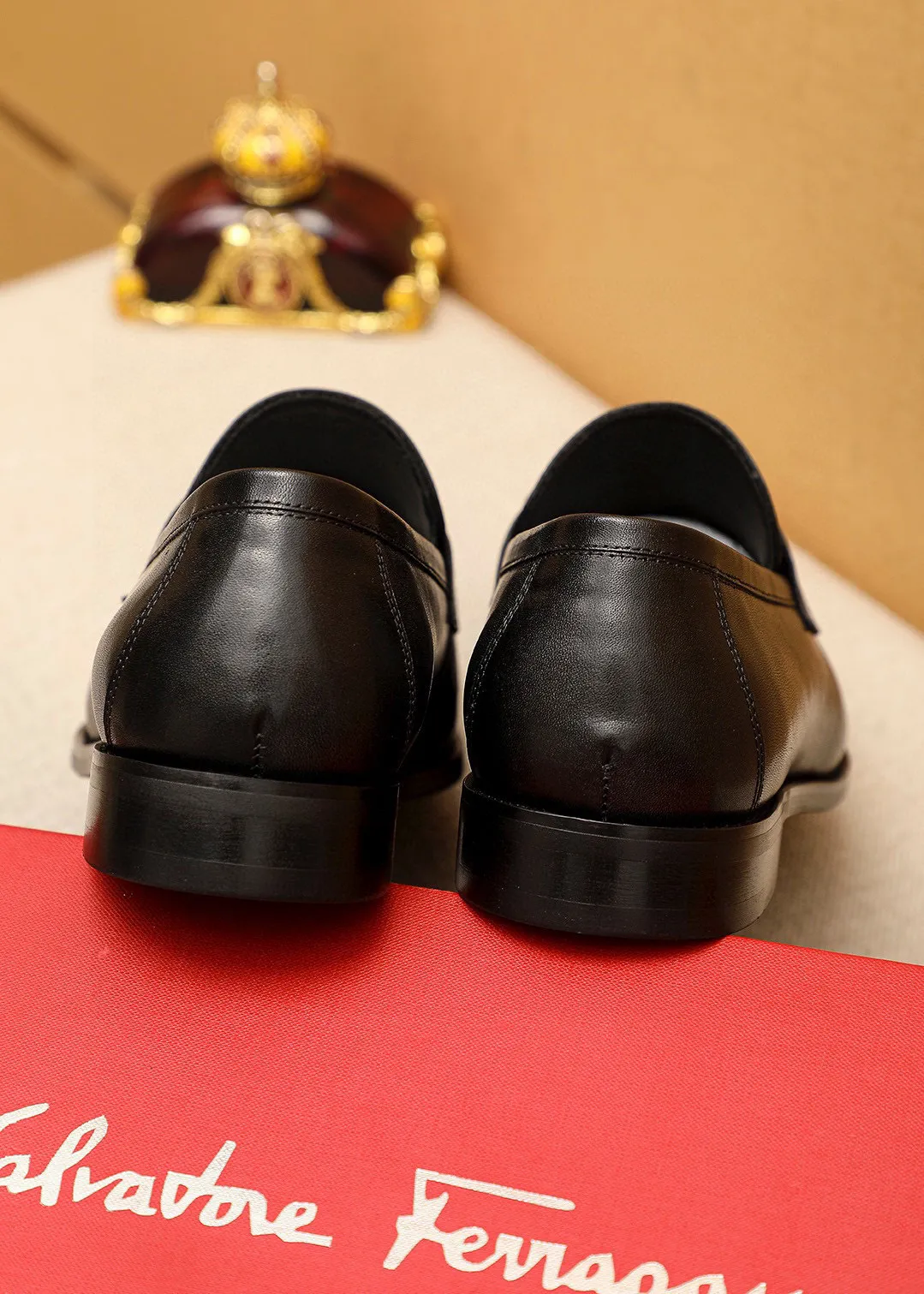 Men's shoes 💰460 💐 Product trademark: Ferragamo "Ferragamo" casual leather shoes Regular size: 38-44 (45.46🉑️customized) Product materials: Selected imported first-layer calfskin upper + luxury hardware buckle, imported water-dyed cowhide leather lining. Strong three-dimensional visual effect, original rubber outsole Color: 1⃣️color optional